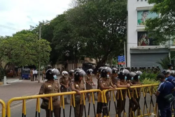 கொழும்பில் முக்கிய வீதிகளுக்கு பூட்டு; பிரதமர் வீட்டிற்கு செல்ல தடை | Locks To Main Roads In Colombo