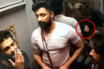 பிக்பாஸ் நிகழ்ச்சியில் புகைப்பிடிக்கும் நடிகை அபிராமி - தீயாய் பரவும் வீடியோ