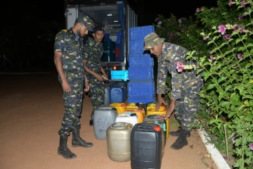 புத்தளம் பகுதியில் பெட்ரோல் கடத்த முற்பட்ட இருவர் கைது (Photos)