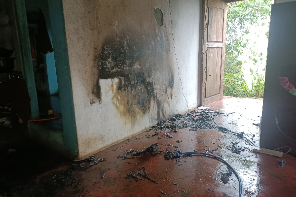 மரம் விழுந்ததில் தீப்பற்றிய வீடு; தெய்வாதீனமாக தப்பிய உயிர்கள் | House On Fire After Falling Tree Nuwara Eliya