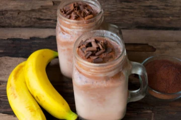 ලොකු පොඩි කාටත් ආසාවෙන් රස බලන්න චොකලට් ස්මූති පානය