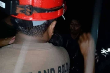 மண்சரிவில் சிக்கி மூன்று நாட்களின் பின் மண்ணுக்குள் இருந்து உயிரோடு வந்த குடும்பம்