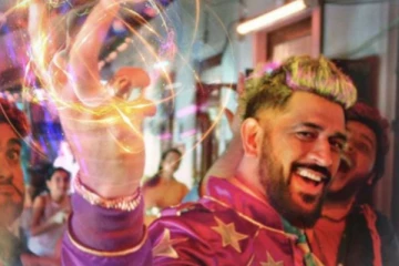 கலர்ஃபுல் லுக்கில் தல தோனி - தோனியா இது என ரசிகர்கள் உற்சாகம்