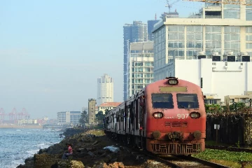 ரயிலுடன் மோதி மூவர் பரிதாப பலி