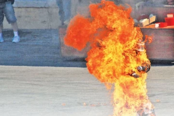 බඳින්න බෑ කිව්වම තරුණයා ගිනි තියාගෙන පෙම්වතිය බදාගනී..පෙම්වතිය දැඩිසාත්කාරෙ..තරුණයා දුම්රියට බිළිවෙයි.