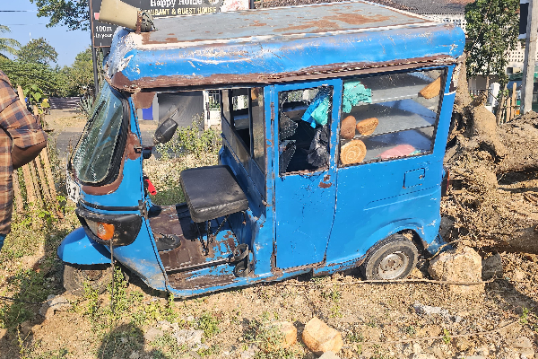யாழில் இன்று இடம்பெற்ற விபத்து; சாரதி படுகாயம் | Today S Accident In Yali Driver Injured