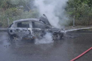 வீதியில் பயணித்துக்கொண்டிருந்த கார் திடீரென தீப்பிடித்ததால் பரபரப்பு