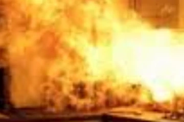 විරෝධතා මැද 80ක් අත්අඩංගුවට - නගර ශාලාවකටත් ගිනි තියලා..