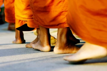 இளம் பெண்களுடன் சுற்றுலா சென்ற பிக்குவிற்கு நேர்ந்த கதி