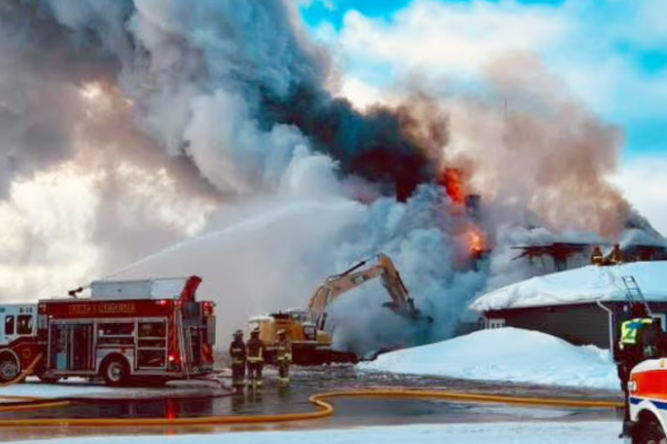 கனடாவில் கிறிஸ்மஸ் தினத்தில் ஏற்பட்ட தீ விபத்து: 20 பேர் இடம்பெயர்வு | Christmas Day Fire At Anderson House In Cochrane