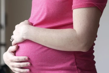 மகளின் தோழியை கர்பமாக்கிய தந்தை - அப்பா மீது மகள் அளித்த அதிர்ச்சி புகார்