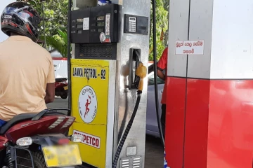 வவுனியாவில் கறுப்பு சந்தையில் எரிபொருள் விற்பனை