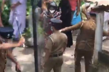 தடுப்பூசி பெற காத்திருந்த மக்கள் மீது பொலிஸ் அதிகாரி தாக்குதல் - வெளியானது காணொளி