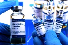 தடுப்பூசி போடுவதில் முதல் மைல்கல்லை எட்டிய அமெரிக்கா!