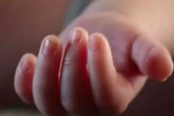 அண்ணனுடன் உறவு - கழிவறையில் குழந்தை பெற்று ஜன்னல் வழியே வீசிய பெண்!