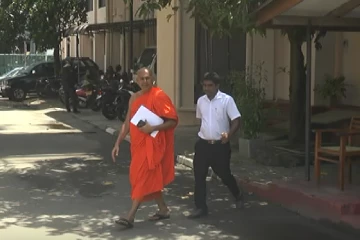 මැතිරවරණයේදී ඇඟිල්ලේ තීන්ත නොගානවාට විරුද්ධව බත්තරමුල්ලේ සීලරතන හිමි මැතිවරණ කොමිසමට