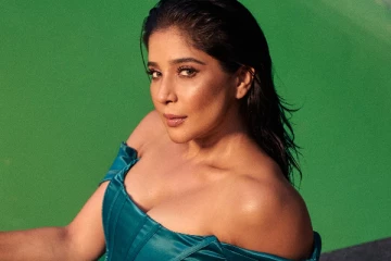 சாக்ஷி அகர்வால் நீச்சல் உடையில் படுகவர்ச்சி போட்டோஷூட்