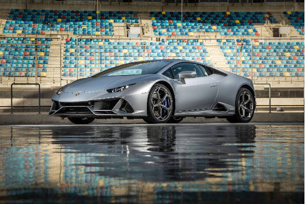 இந்தியாவில் அறிமுகமானது லம்போகினி கார்.. 7.5 கோடியில் மகளுக்கு பரிசளித்த விஜபி; அப்படி என்ன ஸ்பெஷல்? | Lamborghini Huracan Evo Fluo Capsule Launch India