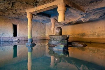 சக்தி வாய்ந்த மர்ம குகை… இந்த தூண் விழும்போது கலியுகம் மண்ணுக்குள் புதையும்? சிவன் கோவிலில் நடக்கும் அதிசயம்