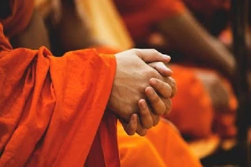 அவிசாவளை - இரத்தினபுரி வீதியில் விபத்து ; பேருந்தில் மோதி பிக்குனி ஒருவர் உயிரிழப்பு