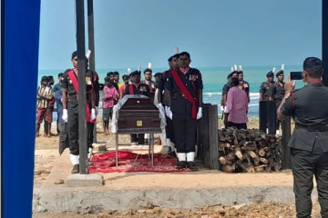 யாழில் உயிரிழந்த ஓய்வுபெற்ற தமிழ் இராணுவ அதிகாரிக்கு இராணுவ மரியாதையுடன் இறுதி நிகழ்வு (video)