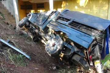 15 பேருடன் 70 அடி பள்லத்தில் பாய்ந்த ஜீப் வண்டி