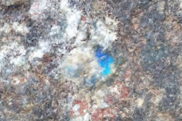 மண்சரிவில் சிக்கிய ஆலயத்தில் கண்டுப்பிடிக்கப்பட்ட இரத்தினக்கலால் பரபரப்பு! ஆர்வமுடன் பார்வையிடும் மக்கள் | Gemstone Discovered Temple Trapped Landslide