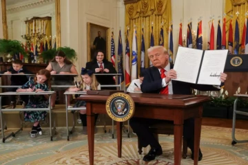 அமெரிக்க கல்வித்துறையை கலைத்த அதிபர் டிரம்ப்