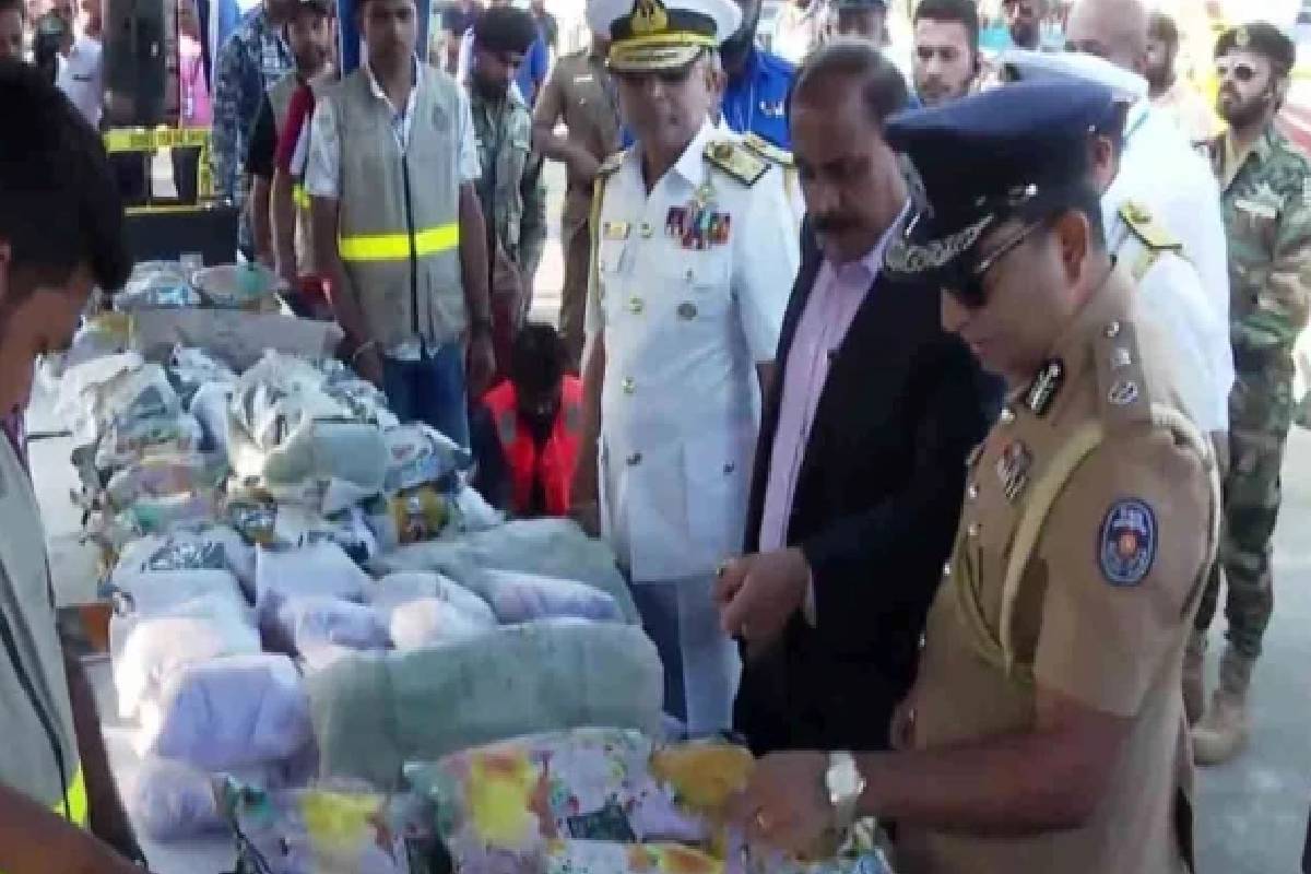 தென் கடலில் மீட்கப்பட்ட பல நாள் மீன்பிடி படகில் ஹெரோயின் மீட்பு | Heroin Recover Fishing Boat Salvaged South Seas தென் கடலில் மீட்கப்பட்ட பல நாள் மீன்பிடி படகில் ஹெரோயின் மீட்பு | Heroin Recover Fishing Boat Salvaged South Seas