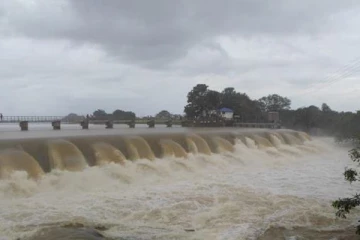 கனமழையால் பெருக்கெடுக்கும் ஆறுகள் -தாழ்நில பகுதிகளுக்கு கடும் எச்சரிக்கை