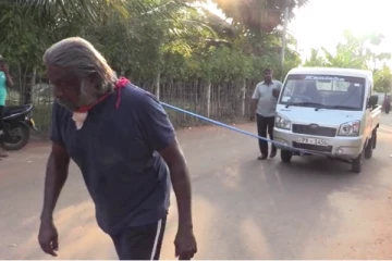 தாடியால் வாகனத்தை இழுத்து சாதனை புரிந்த வயோதிபர் (Video)