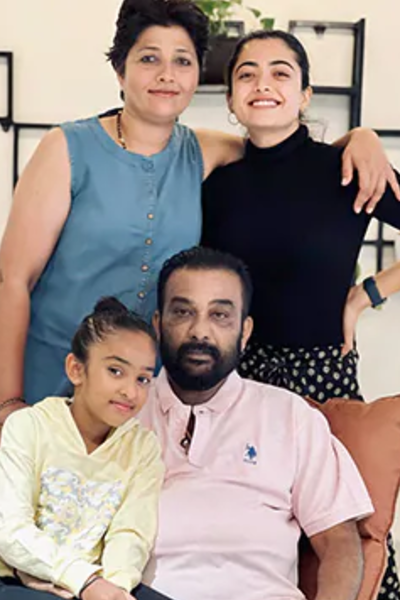 ராஷ்மிகா மந்தனாவின் தாய், தந்தையை பார்த்த்துள்ளீர்களா.. இதோ புகைப்படத்தை நீங்களே பாருங்க | Rashmika Mandanna Family Photo