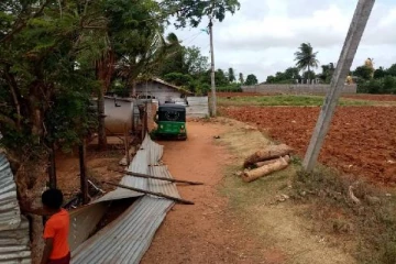 இன்றும் யாழில் வாள்வெட்டுக்குழு அட்டகாசம் - வீட்டுக்குள் புகுந்து தாக்குதல்