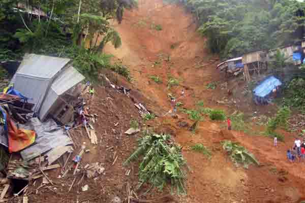 கண்டியில் இன்று பாரிய மண்சரிவு ; மீட்பு பணிகளில் சிரமம் | Landslide In Kandy Today கண்டியில் இன்று பாரிய மண்சரிவு ; மீட்பு பணிகளில் சிரமம் | Landslide In Kandy Today