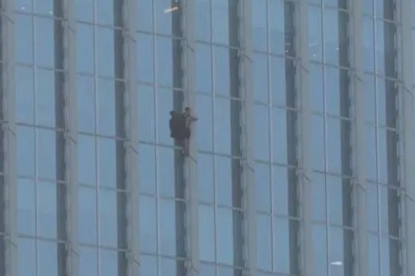 உலகின் உயரமான கட்டிடத்தில் ஏறிய பிரித்தானியர் கைது! | British Arrested The World Tallest Building