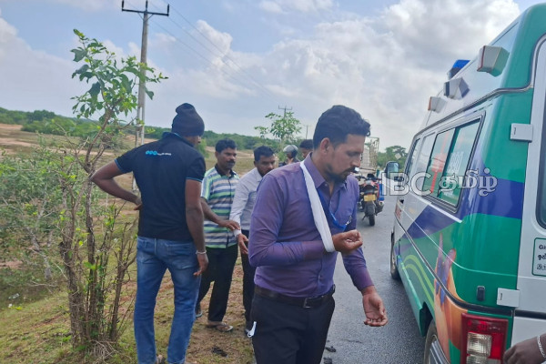 கிளிநொச்சியில் வாகன விபத்து! மூவர் வைத்தியசாலையில் | Vehicle Accident In Kilinochchi
