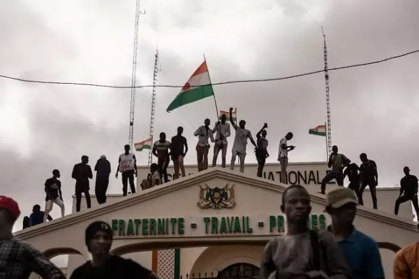 நைஜரில் இருக்கும் இந்தியர்களை உடனடியாக வெளியேறுமாறு வேண்டுகோள்! | India Asks Citizens To Leave Niger Country Soon
