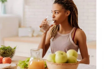 சாப்பிட்டவுடன் குளிர்ச்சியான தண்ணீர் குடித்தால் என்ன நடக்கும் தெரியுமா? இதயம், சிறுநீரகம் பாதிக்குமாம் உஷார்...!