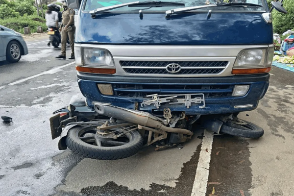 நானு ஓயாவில் விபத்து; மோட்டார் சைக்கிள் மீது ஏறிய வான் | Accident In Nanu Oya Van Crashes Into Motorcycle