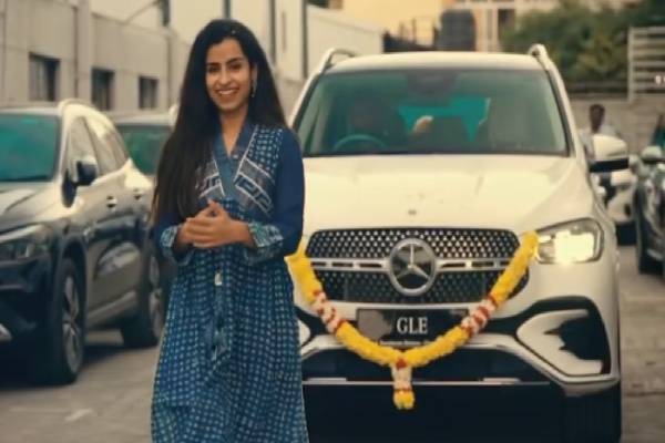 சொந்த உழைப்பில் சொகுசு கார்... புதிய தோற்றத்தில் அசத்தும் சூப்பர் சிங்கர் புகழ் சிவாங்கி! | Super Singer Sivaangi New Look Goes Viral
