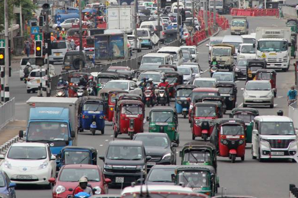 ஊரடங்கு வேளையில் கொழும்பில் கடும் வாகன நெரிசல் | Heavy Traffic In Area In Colombo During The Curfew