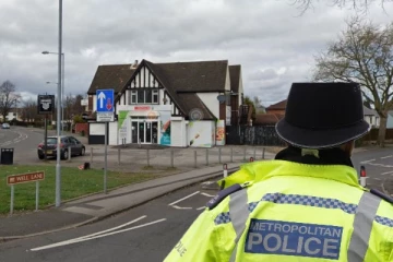 பிரித்தானியாவில் நடுரோட்டில் நடந்த துப்பாக்கி சூடு: 20 வயது இளைஞருக்கு நேர்ந்த கொடுமை