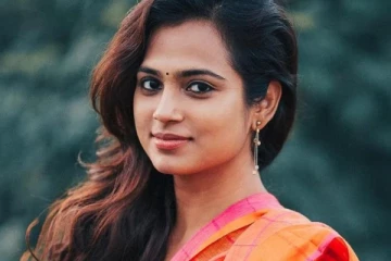 பிக் பாஸ் நடிகை ரம்யா பாண்டியனா இது! தங்கநிற உடையில் அவர் வெளியிட்ட புகைப்படத்தை பாருங்க