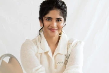 நடிகை மேகா ஆகாஷ் அழகிய போட்டோஷூட் ஸ்டில்கள்