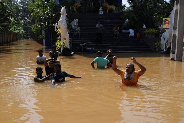 900 கடந்த இறப்பு எண்ணிக்கை... இலங்கை உட்பட பெருவெள்ளத்தில் தத்தளிக்கும் மூன்று நாடுகள் | Floods Death Toll Passes 900