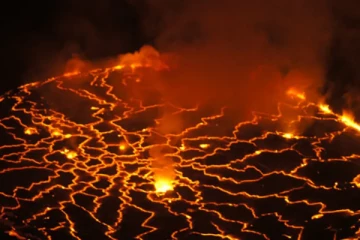 எரிமலையில்    உலா வரும் ரோபோக்கள்!