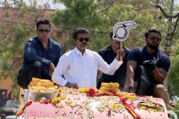 காரைக்குடியில் பேசாமல் சென்ற விஜய் - தொண்டர்கள் ஏமாற்றம்