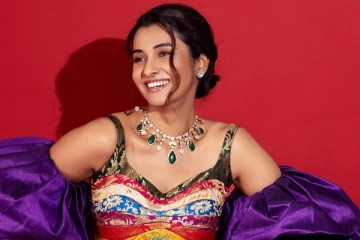 பிரியா பவானி ஷங்கர் கிளாமர் லுக்கில் அழகிய போட்டோஷூட்