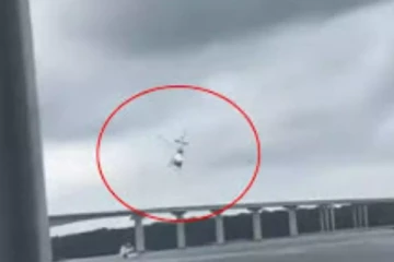 ஆற்றில் வீழ்ந்து விபத்துக்குள்ளான பொலிஸ் ஹெலிகாப்டர் ; பதற வைக்கும் காட்சிகள்