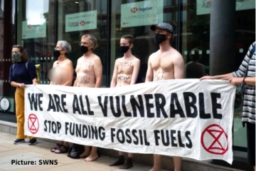 லண்டனில் வங்கி வளாகங்களில் நிர்வாண ஆர்ப்பாட்டத்தில் ஈடுபட்ட சுற்றுச்சுழல் ஆர்வலர்கள்!